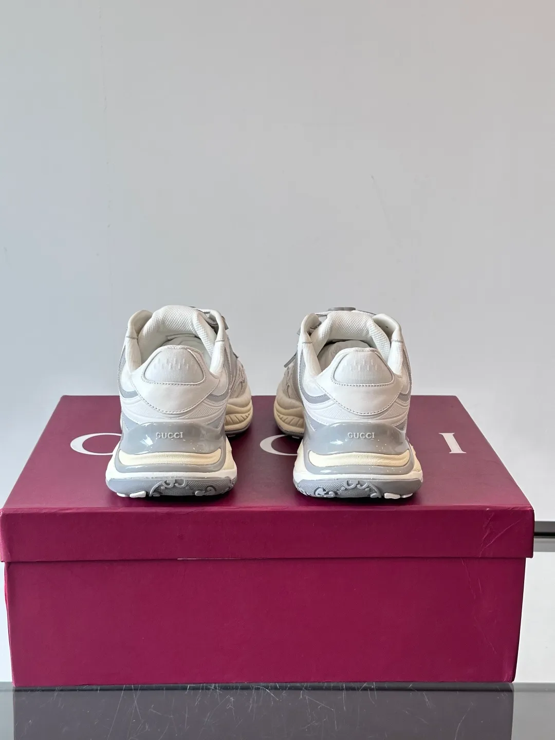 [G Home] Top P: 1020💰 Men’s size will be released first Size: 39-45 (45 customized) Gucci Gucci, couple model, women’s model will be released later, new 2.0 futuristic sports shoes‼ ️A pair of subversive sneakers is here. Gucci 2.0, a full series of 4 colors with key investment, smart silhouette: slightly curved forefoot design, you can clearly feel the propulsion when commuting and trotting, and it can enhance the sense of line extension when paired with wide-leg pants or cycling pants. EVA thick soles not only have a comfortable height-increasing effect, but also reduce weight (it actually lasts 3 hours of shopping without tiring your feet!) Highlight moments for lazy people: 2. Just choose it for airport wear! You can take them off in seconds after passing the security check (you can put them on as soon as you lift the heel strap), because the shoes come with a sliding buckle, so no need! ! Tie your shoes. Really achieve the sense of relaxation that goes with you.